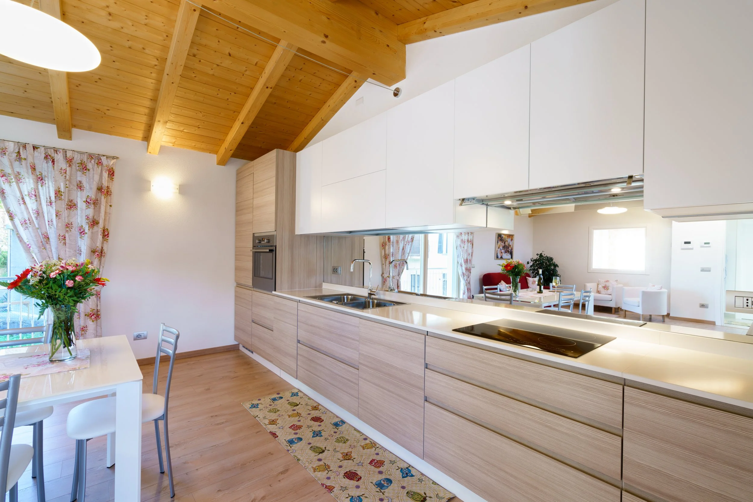 The fully equipped kitchen